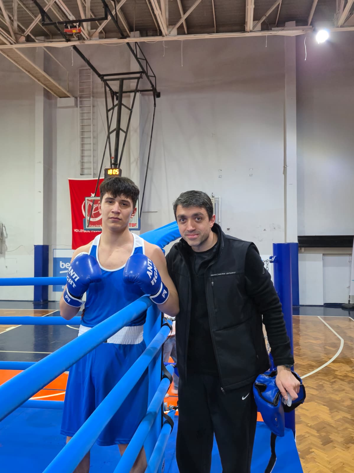 Atletik performans salonunda ip atlama ve kondisyon anı